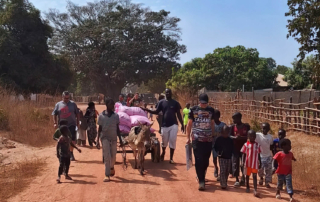La Asociación Casareña Mol Bee Tah visitando en Gambia el estado de construcción de la escuela que proyecta