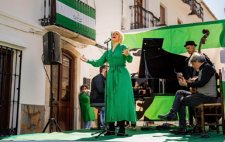 Pasión Vega interpreta el himno de Andalucía en Casares, el 28 de febrero de 2024