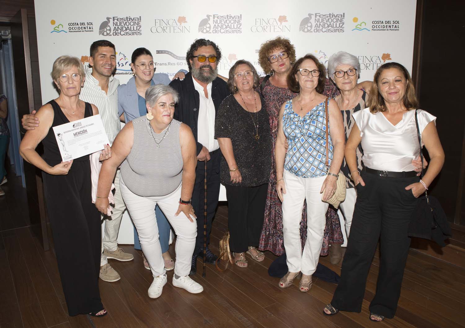 La asociación de mujeres Grecina de Villarraguz, el alcalde de Casares, Juan Luis Villalón y el actor Paco tous