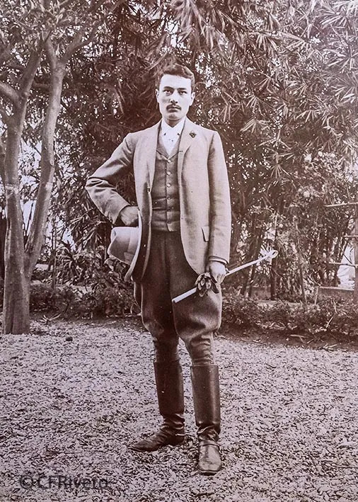 Paul Bouvier, San Pedro Alcántara (Málaga), autorretrato en traje de montar. 1898-1899. Papel a la gelatina de plata. (Colección Fernández Rivero)